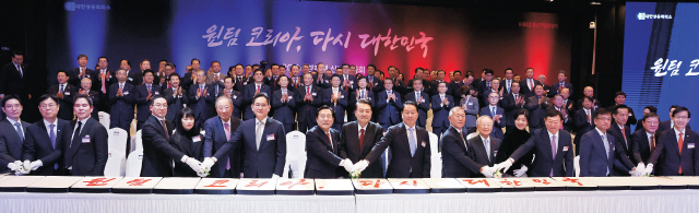 새해맞이 떡케이크 커팅        윤석열 대통령이 2일 서울 여의도 중소기업중앙회에서 열린 2024년 경제계 신년 인사회에서 경제인들과 떡케이크를 자르고 있다. 임재원 고피자 대표(왼쪽부터), 이관섭 비서실장, 정용진 신세계 부회장, 구광모 LG 회장, 강지영 로보아르테 대표, 류진 한경협 회장, 이재용 삼성전자 회장, 김기문 중소기업중앙회장, 윤 대통령, 최태원 대한상의 회장, 정의선 현대차 회장, 손경식 경총 회장, 문우리 포티파이 대표, 신동빈 롯데 회장, 최상목 경제부총리 겸 기획재정부 장관, 김동관 한화 부회장, 허태수 GS회장, 방문규 산업통상자원부 장관.  [연합뉴스]